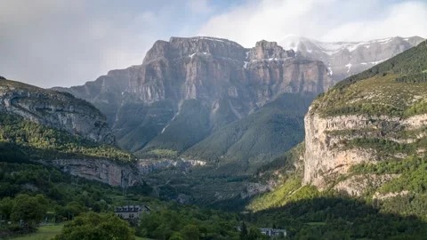 Timelapse of clouds and shadows moving over mountains 库存影片 337009868