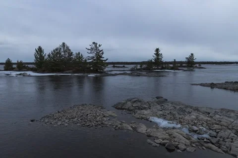 Timelapse of clouds and water flowing, a river and islands, spring snow melt Vídeo Stock 307365229