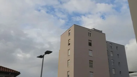 Timelapse of clouds behind the building in the city Video stock 120347962
