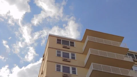Timelapse of clouds behind hotel Stock-Footage 92075962