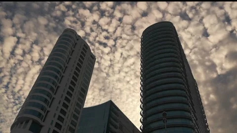 Timelapse of Clouds behind Skyscraper Video stock 151590843