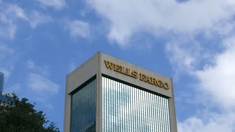 Timelapse of clouds behind the Wells Fargo Building in Jacksonville, Florida Stock Footage 70212835