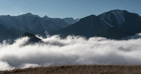 Timelapse of clouds below the mountain peaks Video stock 85596439