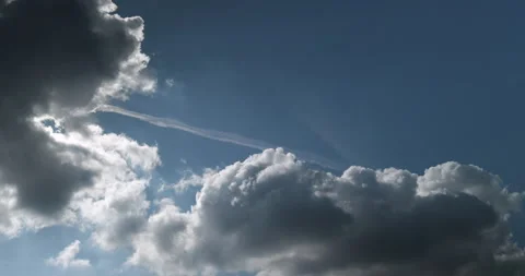 Timelapse of clouds in blue sky on sunny day Vídeos de archivo 253435055