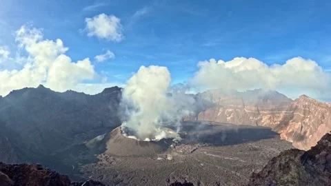 Timelapse of Clouds Building Over Raung Volcano's Caldera, East Java Vídeos de archivo 341758572
