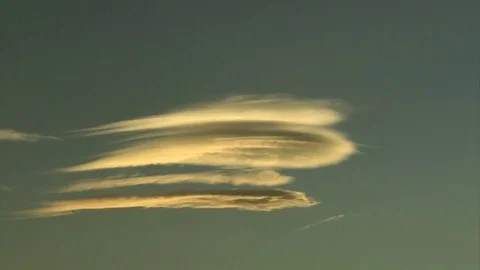 Timelapse of clouds changing color throughout the day Video stock 74097094