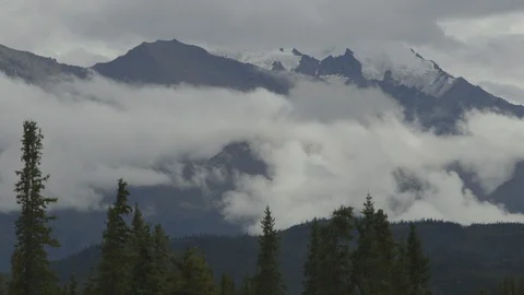 Timelapse Clouds Covering Alaskan Mountan Landscape Video stock 121540472