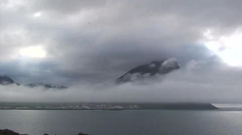 Timelapse of Clouds covering mountain and Bolungarvik town in fjord 스톡 동영상 37271961