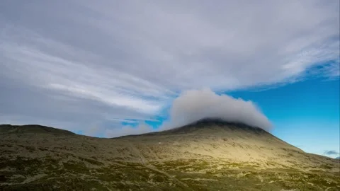 Timelapse of clouds covering a mountain Vídeos de archivo 267966381