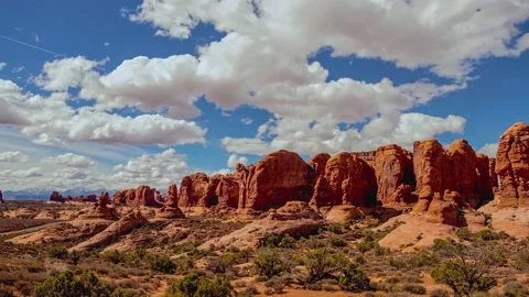 Timelapse clouds drift over red rock desert landscape 库存影片 344317015