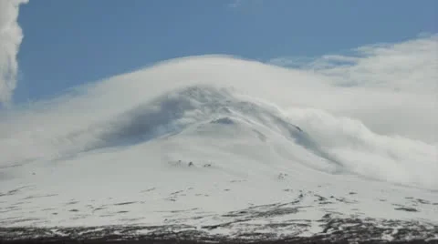 Timelapse of clouds of an erupting Mount Augustine in Alaska, USA Vídeo Stock 12756815