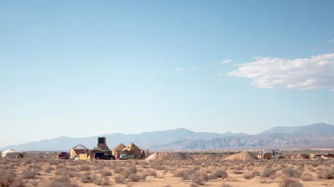 Timelapse clouds evaporate over mountains and structure in Mojave Desert 스톡 동영상 230001711