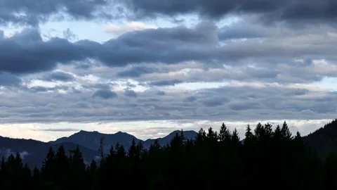 Timelapse of clouds in evening alpine landscape Vídeo Stock 124267703