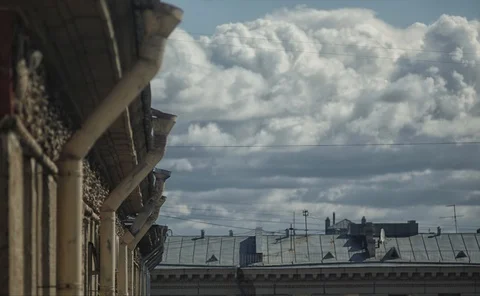 Timelapse clouds float over a building in the city. Video stock 129897002