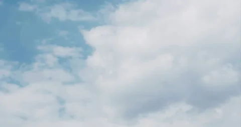 Timelapse clouds floating across the sky Vidéo 132177165