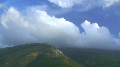 Timelapse clouds flowing across a mountain side Stock-Footage 940108