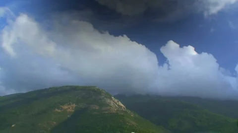 Timelapse clouds flowing across a mountain side 2 Vídeo Stock 941426