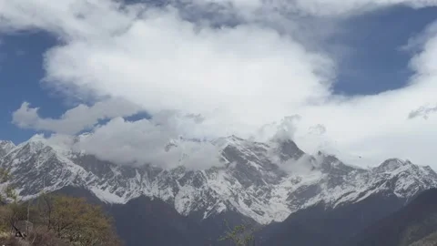 Timelapse of Clouds Flowing Over Majestic Namcha Barwa Peak in Tibet, China Stockbeeldmateriaal 337599376