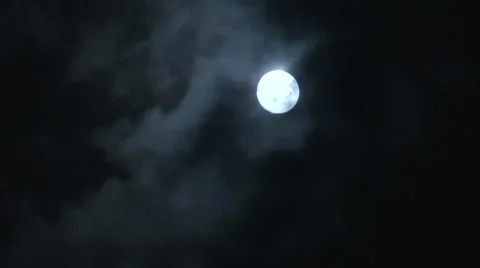 Timelapse clouds flowing past full moon 스톡 동영상 992074