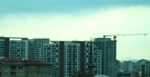 Timelapse clouds flowing rapidly over tall buildings in the city at sunset Video stock 309284290