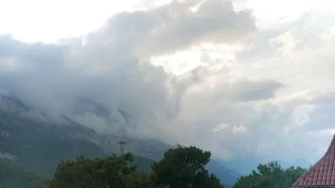 Timelapse clouds fly near the top of the mountains Video stock 76295279
