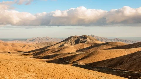 Timelapse clouds flying over dry mountains and smooth hills Video stock 72371400