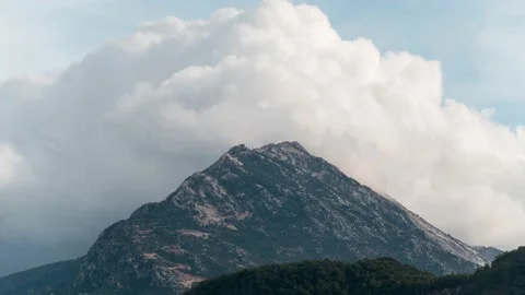 Timelapse of clouds flying over rocky mountain peak 스톡 동영상 232771238