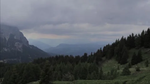 Timelapse of clouds forming in the dolomites Vídeos de archivo 243804129