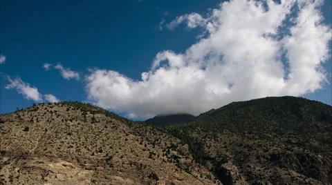 Timelapse of clouds moving around a mountain. 스톡 동영상 31815633