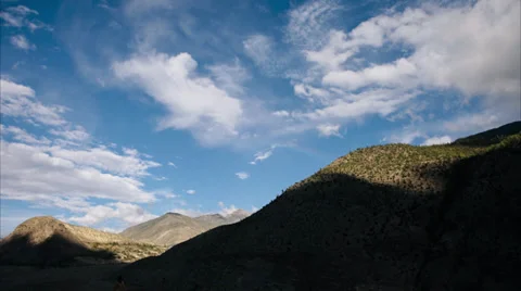 Timelapse of clouds moving around a mountain. 스톡 동영상 31822277