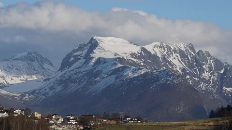 Timelapse of clouds moving around near mountain tops. Stockbeeldmateriaal 89946922