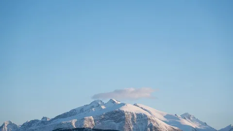 Timelapse of clouds moving around near mountain tops. Stockbeeldmateriaal 89946993