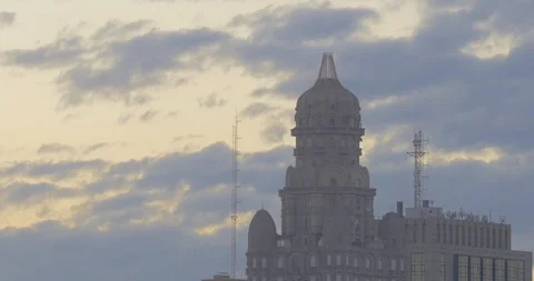Timelapse of the clouds moving behind Montevideo's Palacio Salvo silhouette 스톡 동영상 92323671