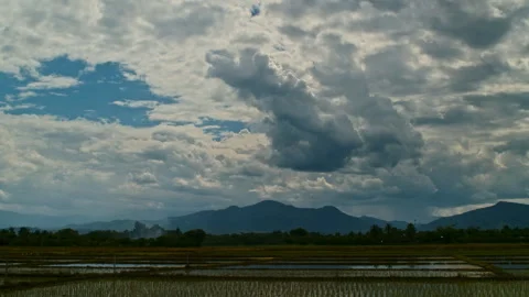 Timelapse of clouds moving in the blue sky above the greeen agriculture land. 스톡 동영상 261490538
