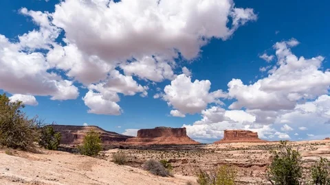 Timelapse of clouds moving over an area in the American southwest. 库存影片 94923850