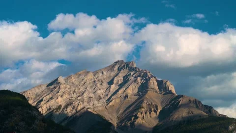 Timelapse of clouds moving over Cascade Mountain in Banff National Park, Canada Vídeo Stock 175315683
