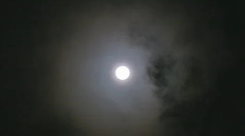 Timelapse of clouds moving over a full moon in a black sky Video stock 500082