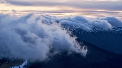 Timelapse of clouds moving over the mountains during twilight. Blue hour. Zoom Video stock 230719458