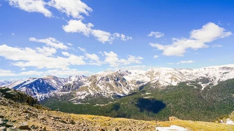 Timelapse of clouds moving over Rocky Mountains National Park 库存影片 110942239