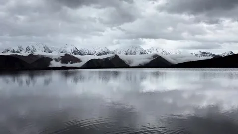 Timelapse of Clouds Moving Over Snow-Capped Mountains Reflected in a Tibetan 库存影片 337802856
