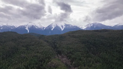 Timelapse clouds over an alpine mountain range, snow capped, terrain, Canada 스톡 동영상 254511992