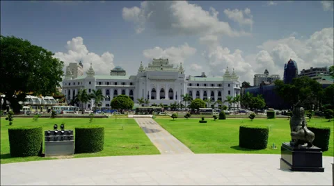 Timelapse of clouds over City Hall in Yangon, Myanmar. Video stock 33625405