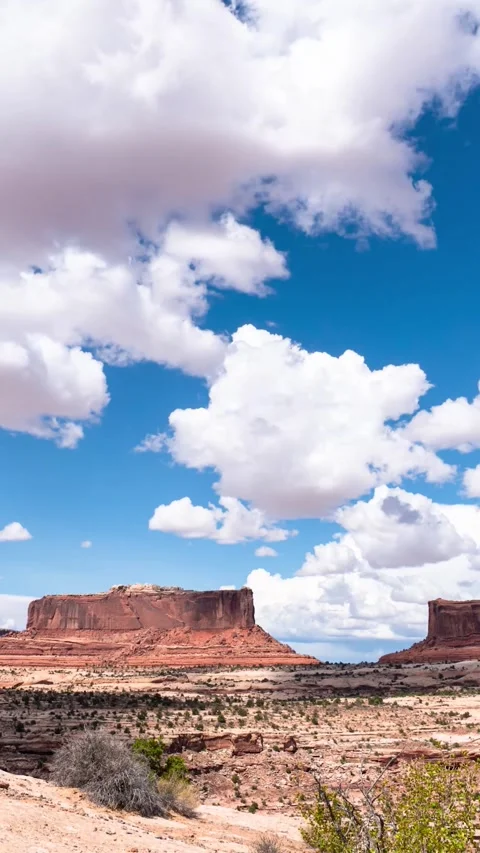 Timelapse of clouds over desert landscape in Utah or southwest United States 库存影片 312105272