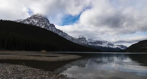 Timelapse of clouds over early winter mountains and lake in Yoho National Park 库存影片 289160672
