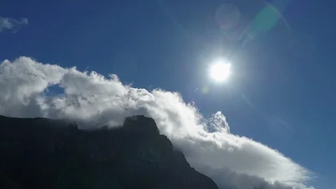Timelapse of clouds over the edge of Table Mountain Video stock 111918759