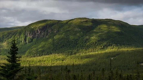 Timelapse of clouds over the hills in Gros Morne National Park, Newfoundland 库存影片 122549198
