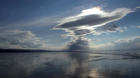 Timelapse clouds over lake Baikal in winter. Vídeo Stock 111030613