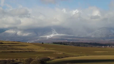 Timelapse of clouds over Lomnicky peak in High Tatras mountains, Slovakia Video stock 146316357