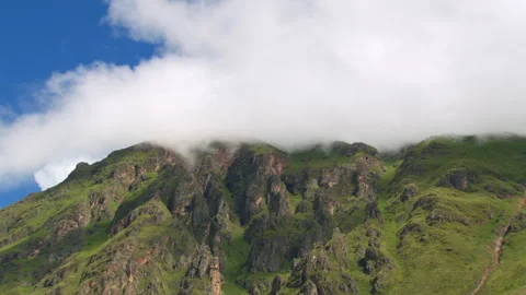 Timelapse of clouds over a mountain in the Andes Mountains, Peru Vidéo 311328196