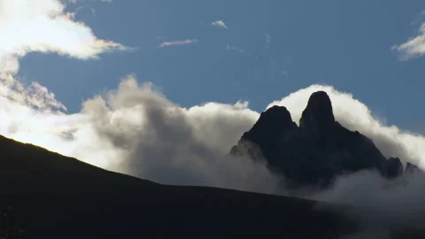 Timelapse of clouds over a mountain in the Andes Mountains, Peru Vidéo 311331401